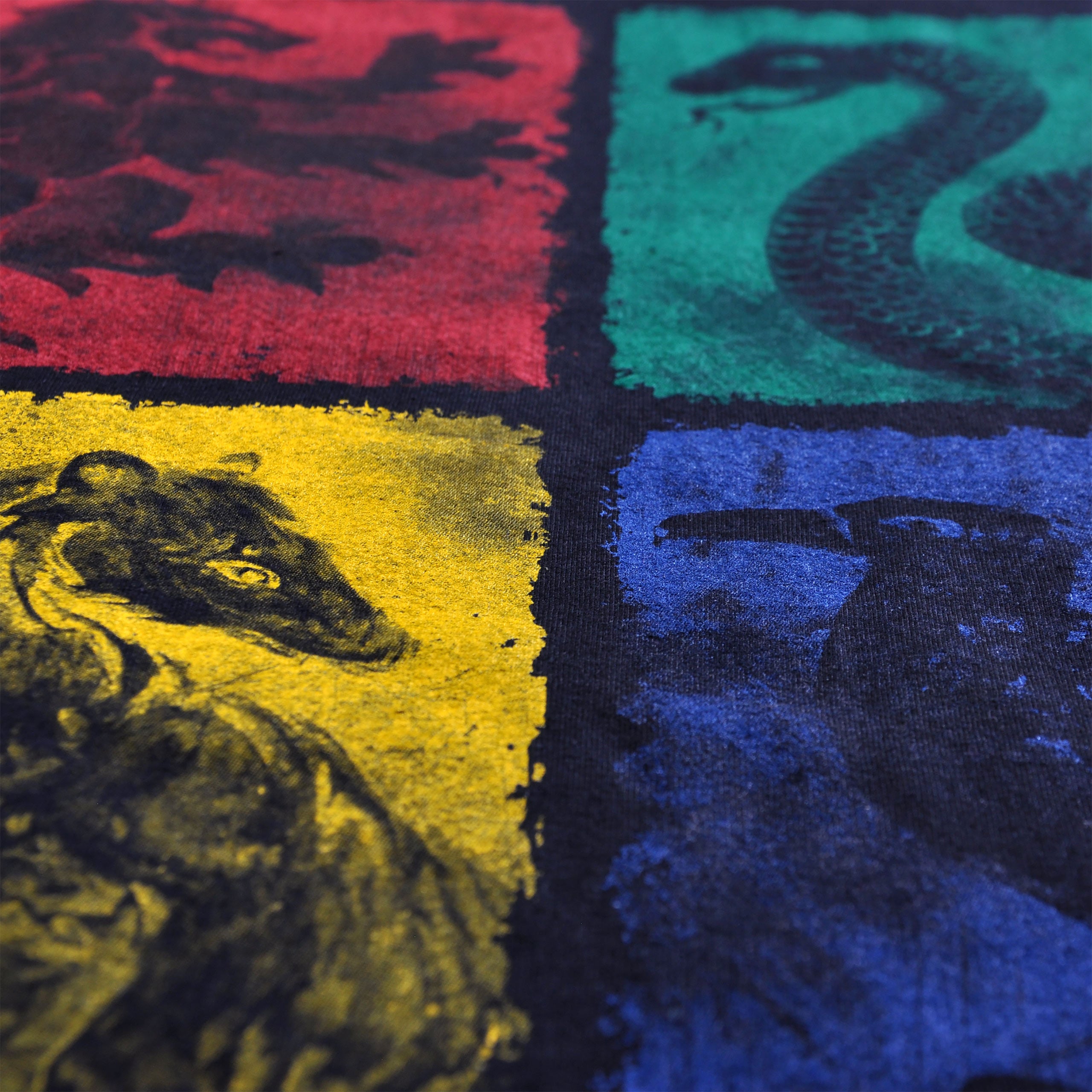 Immagine del prodotto Harry Potter - T-shirt nera con stemma di Hogwarts invecchiato