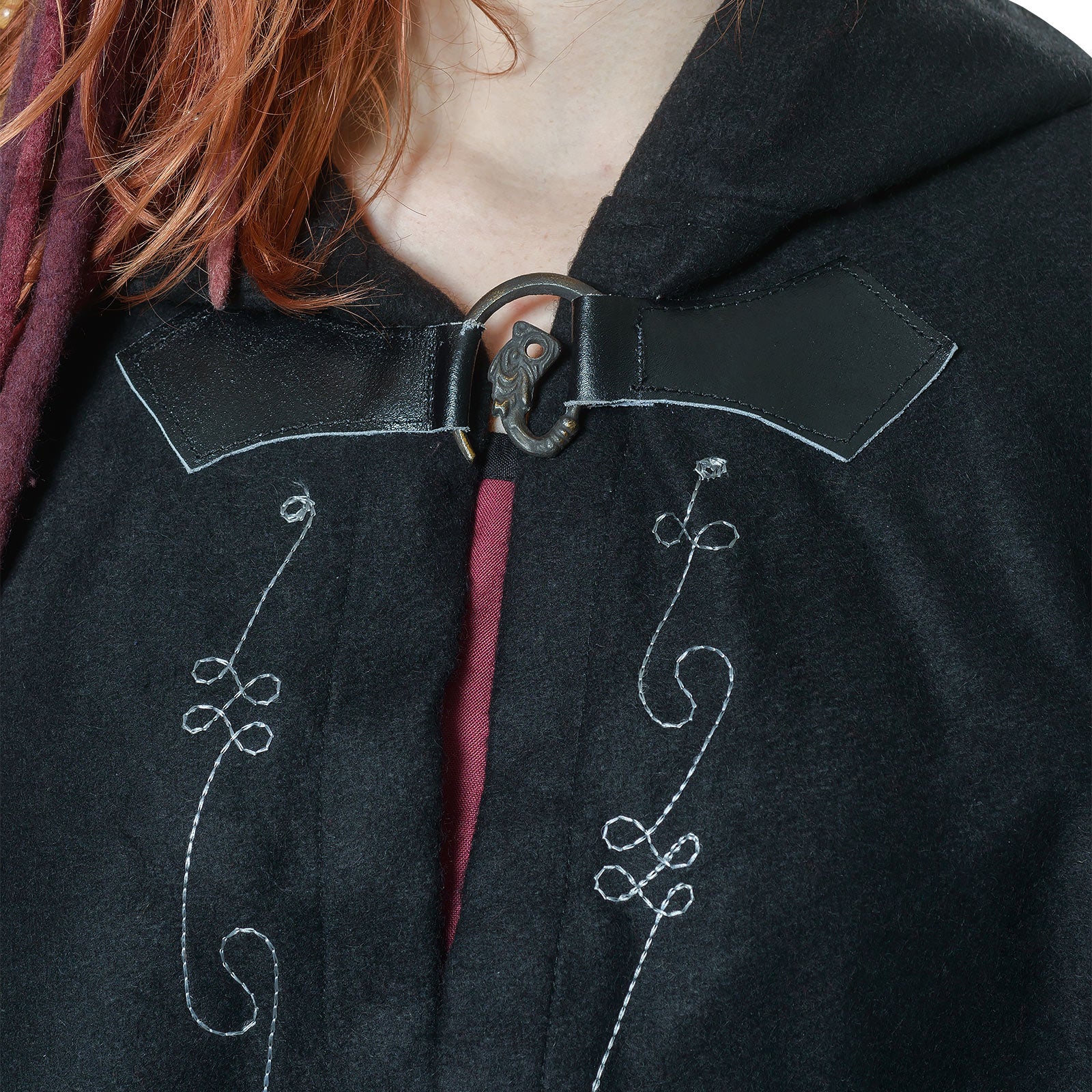 Immagine del prodotto Mantello medievale in lana per donna con cappuccio, ricamo e fibbia metallica nera