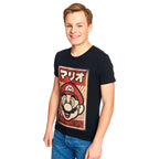 Immagine del prodotto T-shirt nera con poster di propaganda di Super Mario