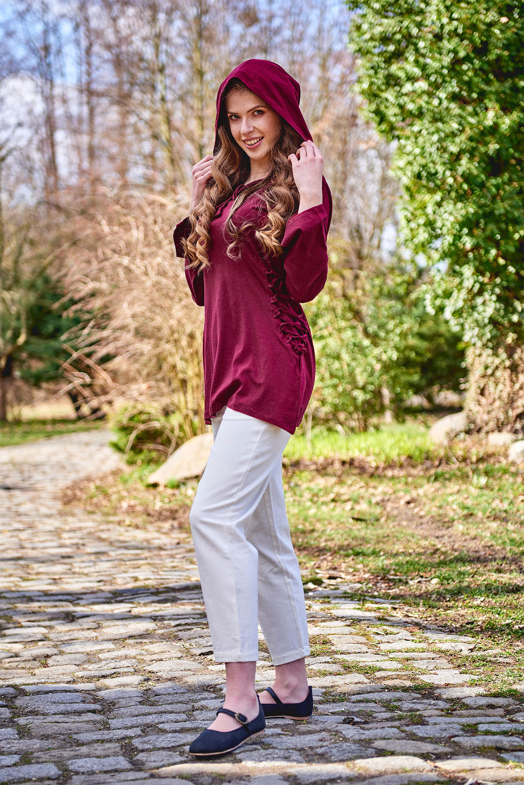 Immagine del prodotto Blusa medievale Lea con cappuccio rosso