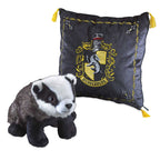 Immagine del prodotto Harry Potter - Cuscino con stemma di Hufflepuff con figura di peluche