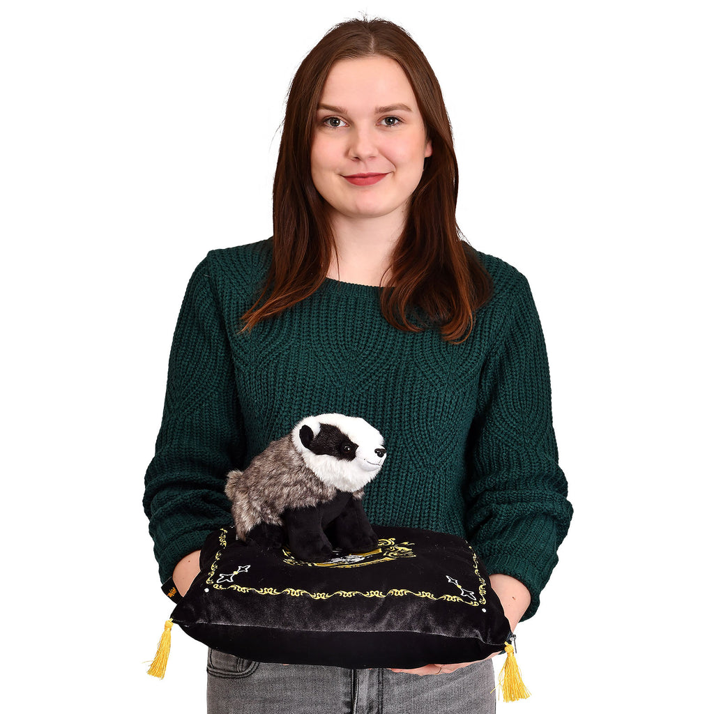 Immagine del prodotto Harry Potter - Cuscino con stemma di Hufflepuff con figura di peluche