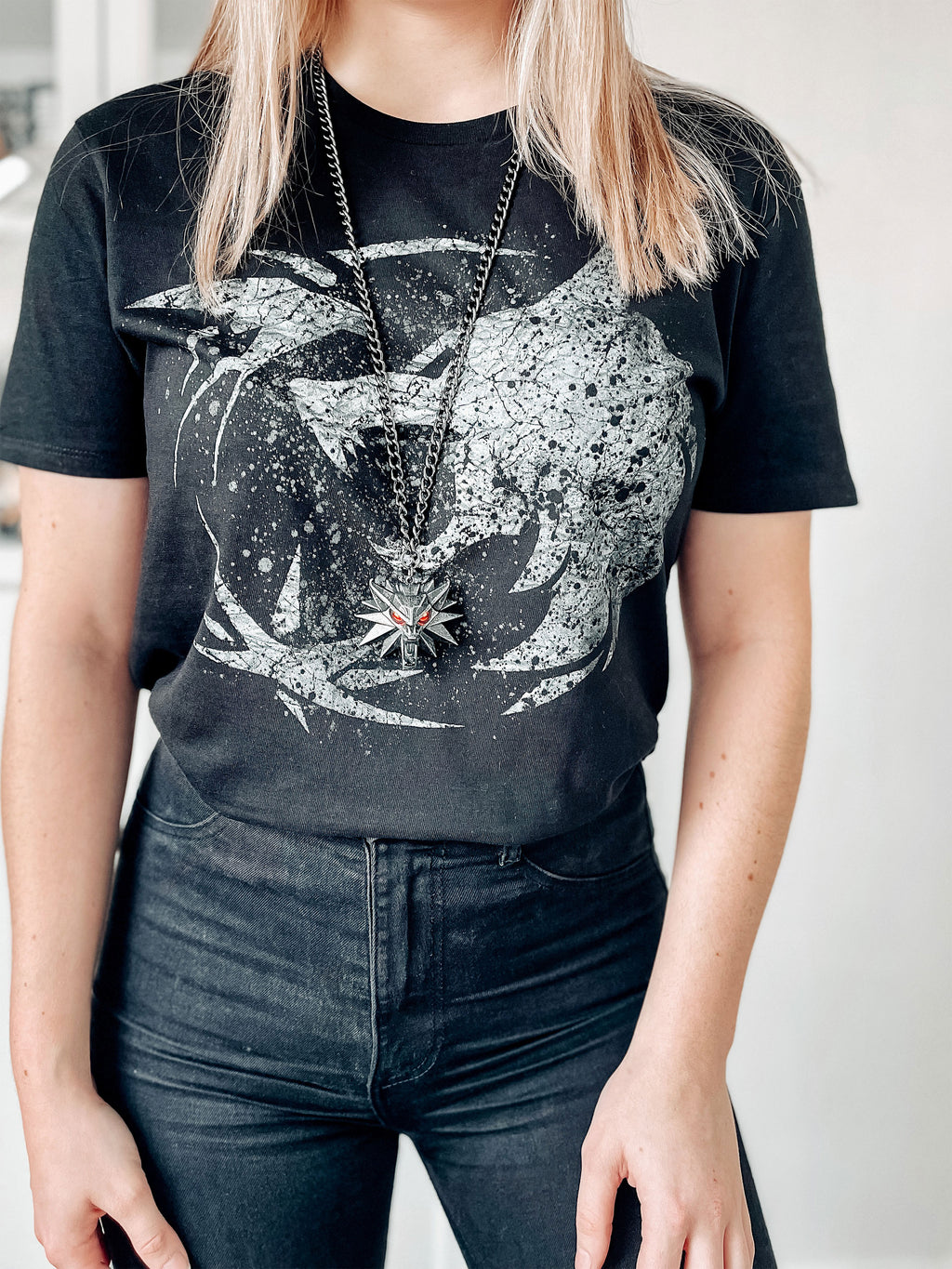 Immagine del prodotto T-shirt con emblema di lupo per fan di Witcher, nera