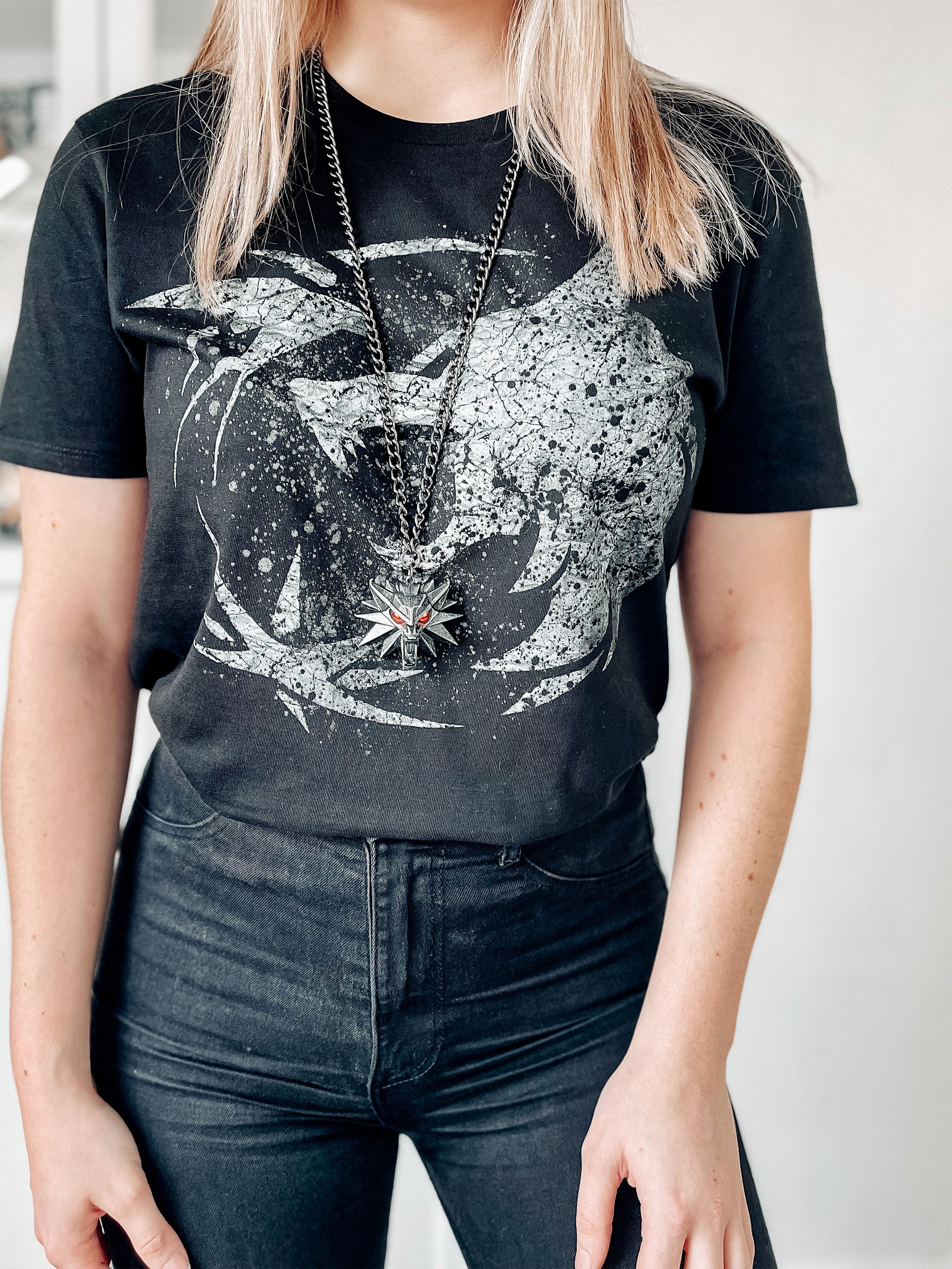 Immagine del prodotto T-shirt con emblema di lupo per fan di Witcher, nera