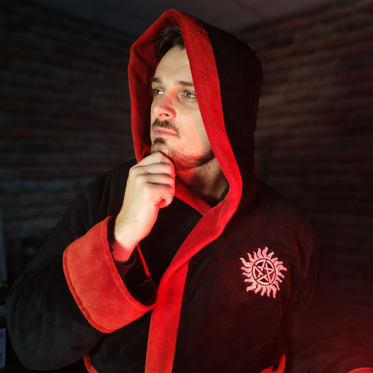 Immagine del prodotto Supernatural - Accappatoio con Simbolo Anti Possessione