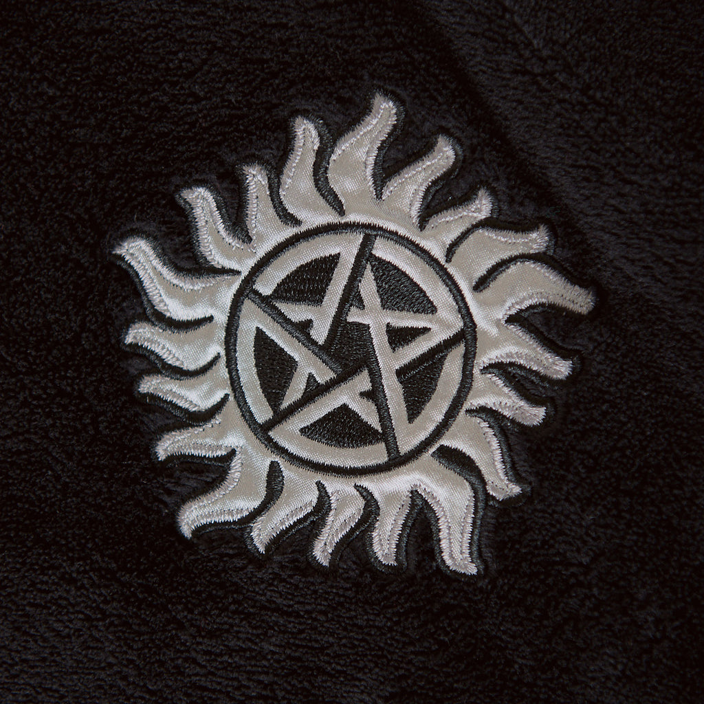 Immagine del prodotto Supernatural - Accappatoio con Simbolo Anti Possessione