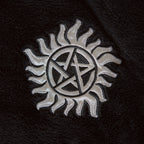 Immagine del prodotto Supernatural - Accappatoio con Simbolo Anti Possessione