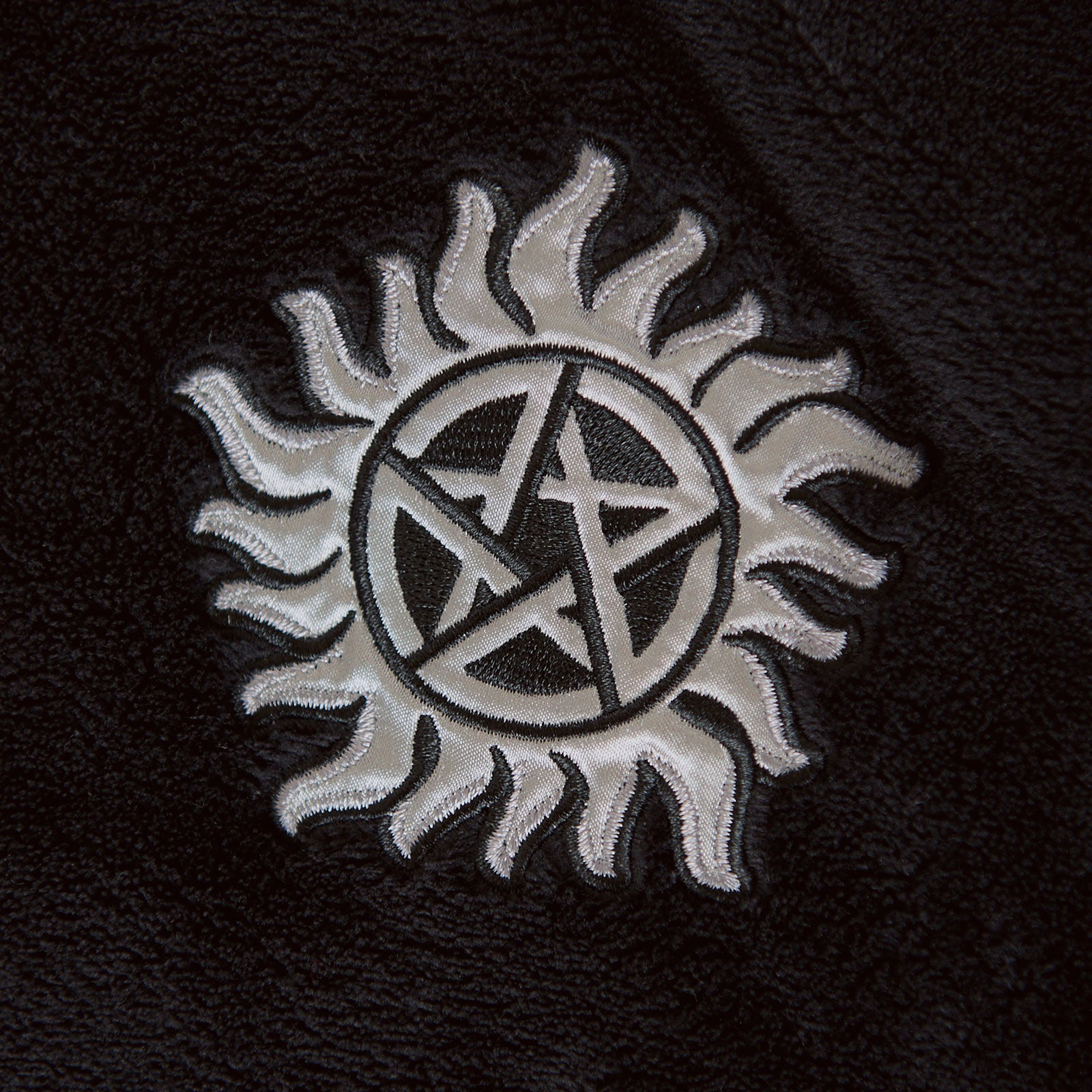 Immagine del prodotto Supernatural - Accappatoio con Simbolo Anti Possessione