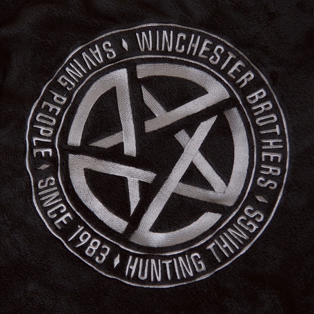 Immagine del prodotto Supernatural - Accappatoio con Simbolo Anti Possessione