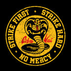 Immagine del prodotto T-shirt nera con logo Cobra Kai per fan di Karate Kid