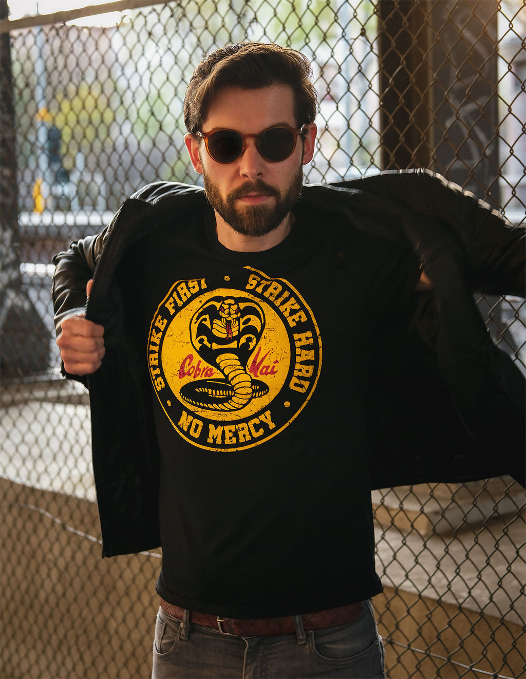 Immagine del prodotto T-shirt nera con logo Cobra Kai per fan di Karate Kid