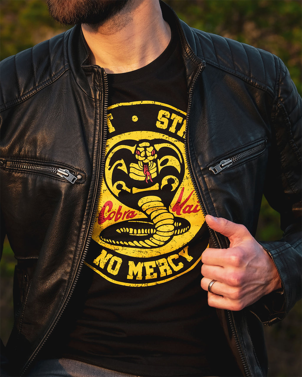 Immagine del prodotto T-shirt nera con logo Cobra Kai per fan di Karate Kid