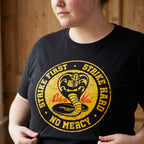 Immagine del prodotto T-shirt nera con logo Cobra Kai per fan di Karate Kid