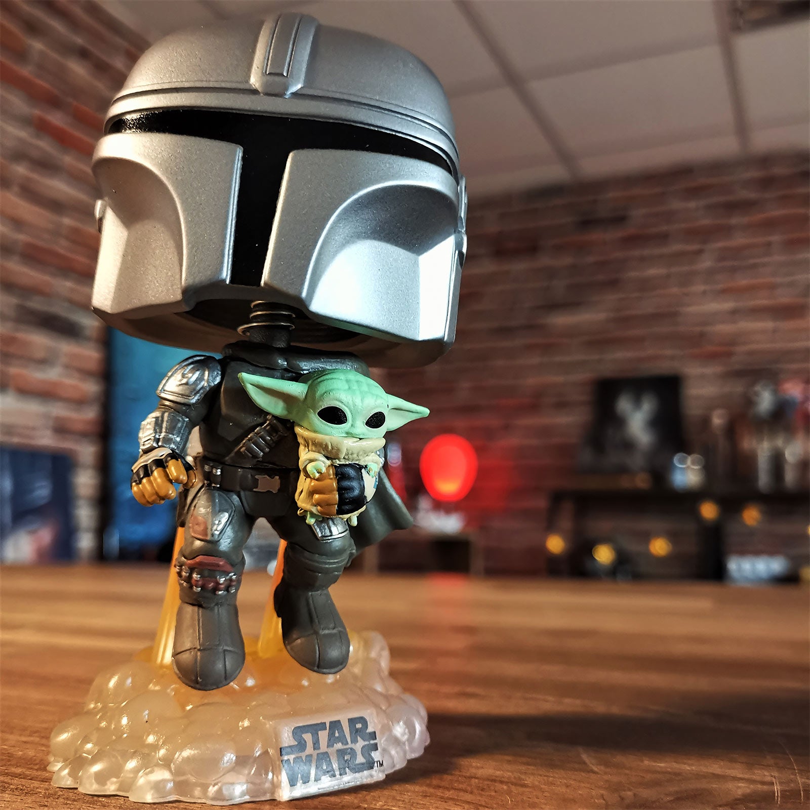 Immagine del prodotto The Mandalorian con The Child Figura a bobblehead Funko Pop - Star Wars