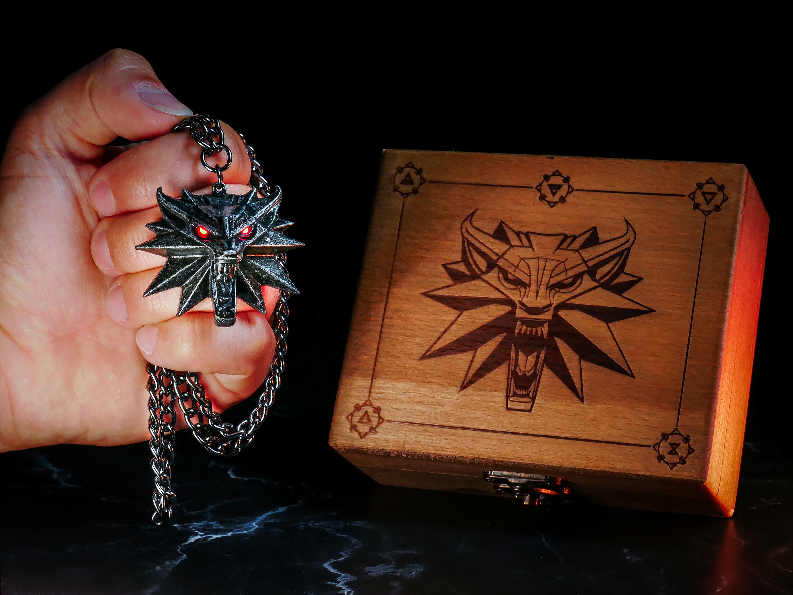Immagine del prodotto Witcher - Medaglione Wild Hunt con occhi LED in scatola regalo