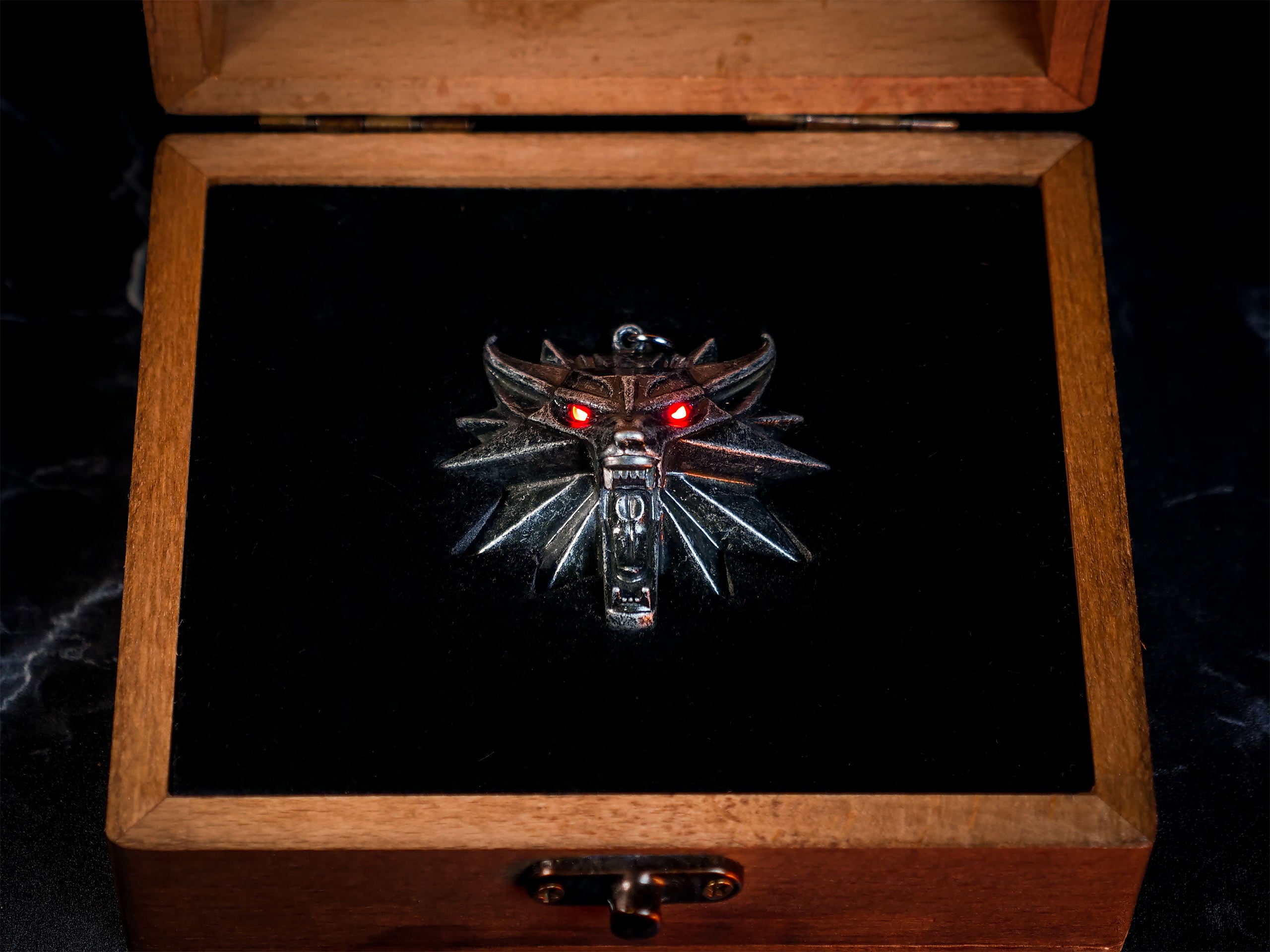 Immagine del prodotto Witcher - Medaglione Wild Hunt con occhi LED in scatola regalo