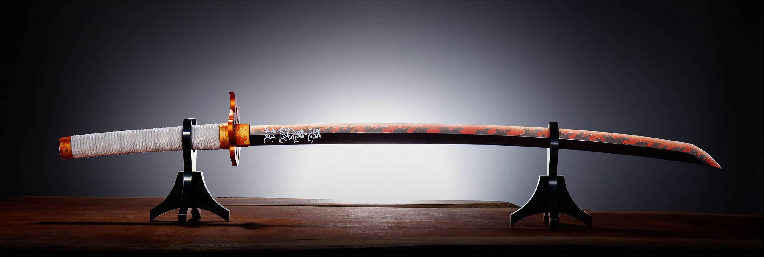Immagine del prodotto Demon Slayer - Replica della spada Nichirin di Kyojuro Rengoku