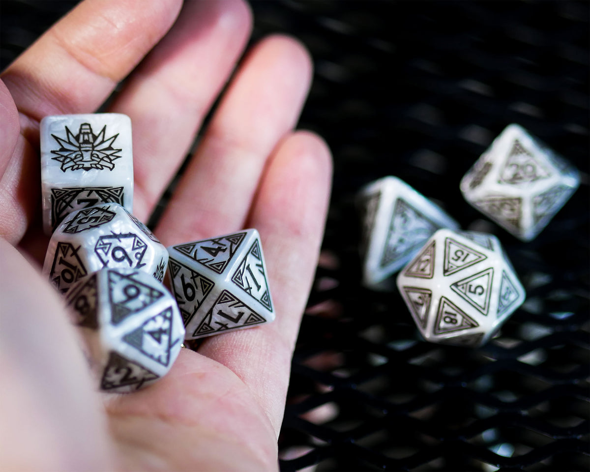 Immagine del prodotto Witcher - Geralt Lupo Bianco RPG Set di Dadi 7 pezzi con Moneta da Collezione