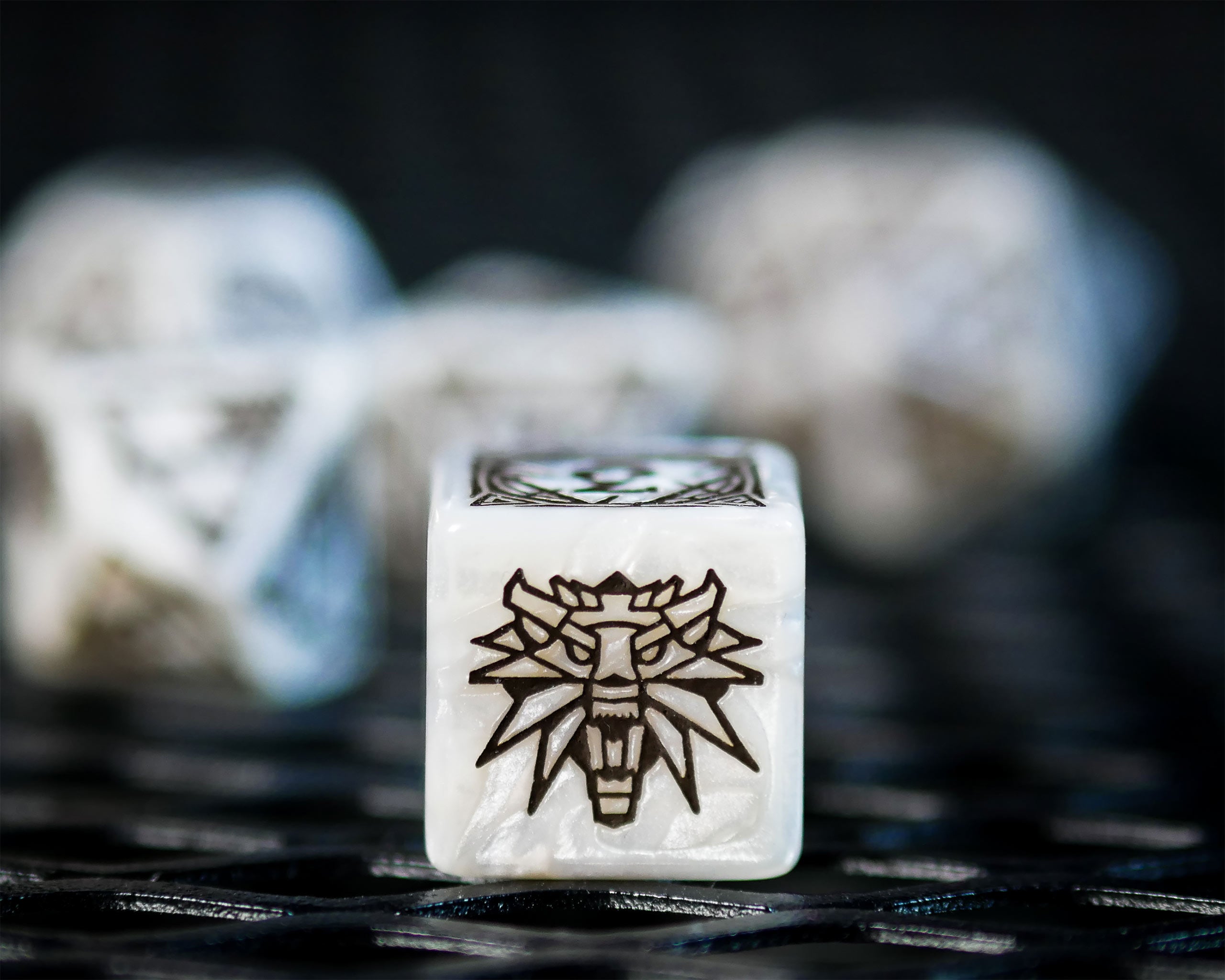 Immagine del prodotto Witcher - Geralt Lupo Bianco RPG Set di Dadi 7 pezzi con Moneta da Collezione