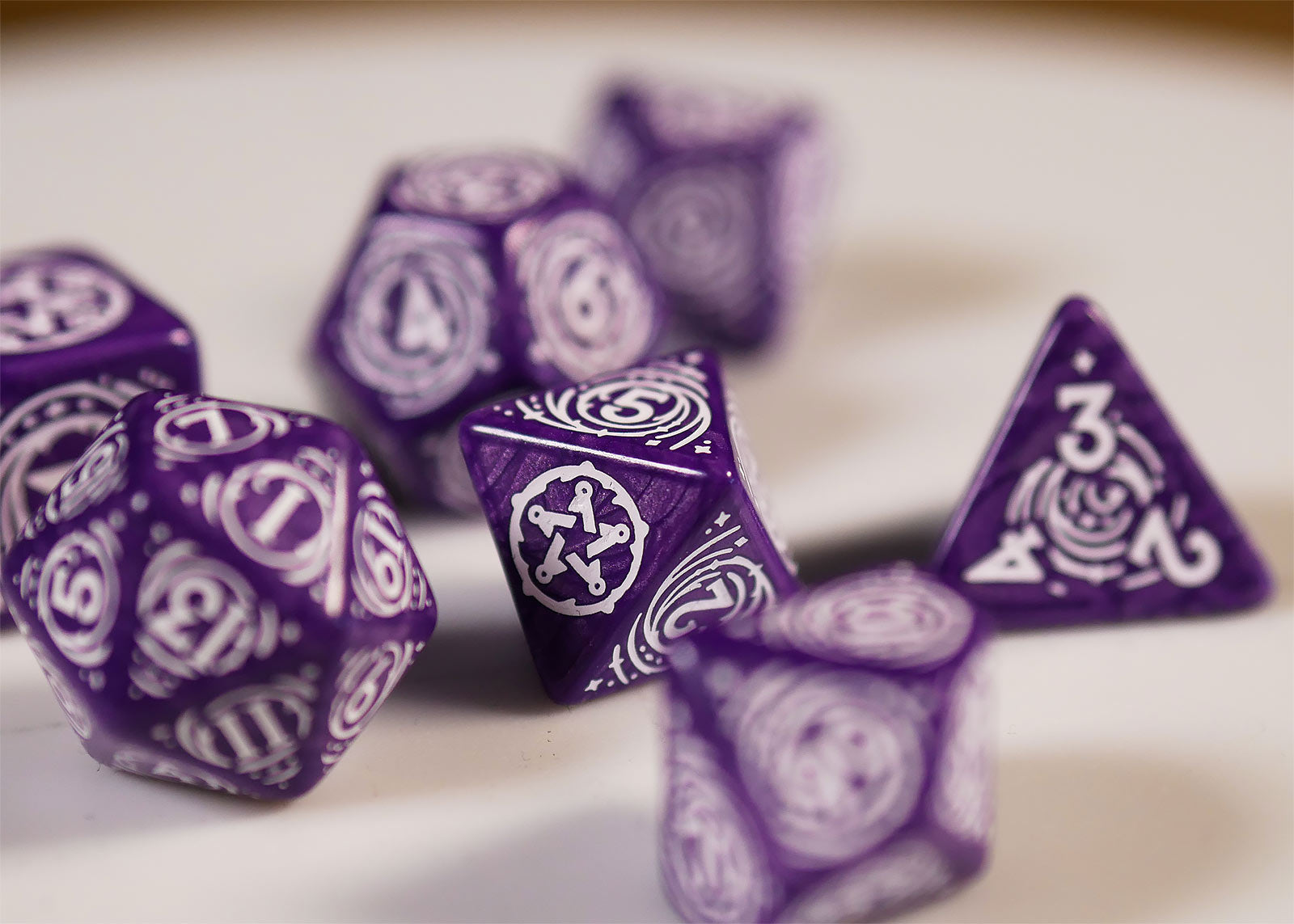Immagine del prodotto Witcher - Yennefer Lilac & Gooseberries RPG Set di Dadi 7 pezzi con Moneta da Collezione