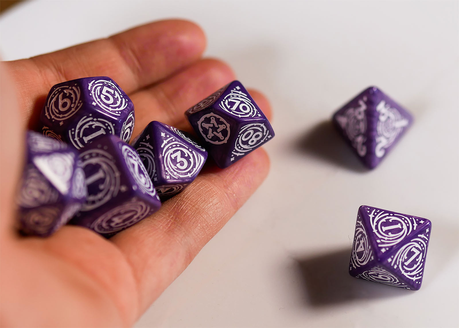 Immagine del prodotto Witcher - Yennefer Lilac & Gooseberries RPG Set di Dadi 7 pezzi con Moneta da Collezione