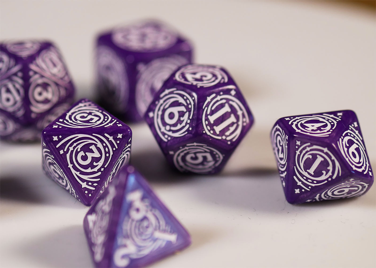 Immagine del prodotto Witcher - Yennefer Lilac & Gooseberries RPG Set di Dadi 7 pezzi con Moneta da Collezione