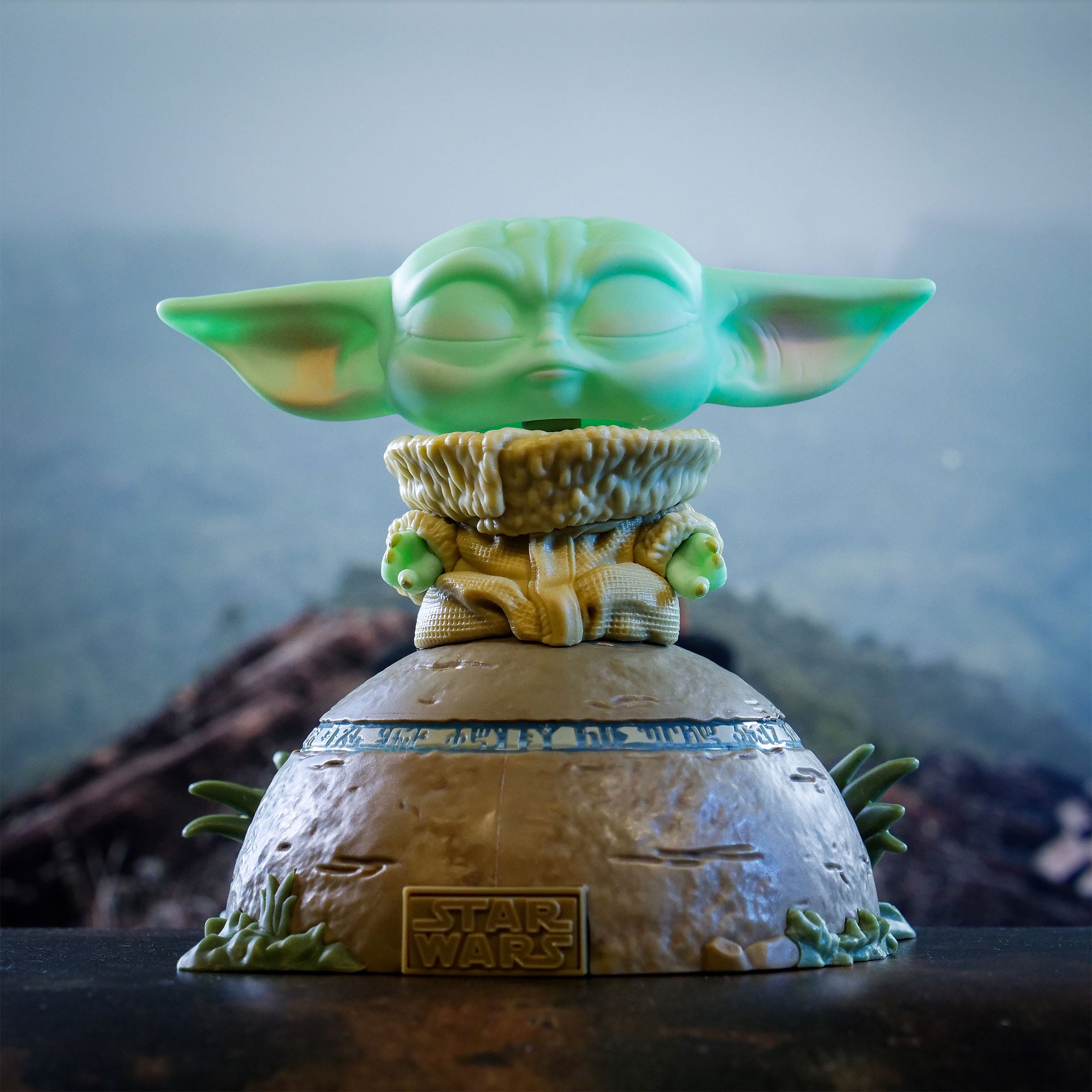 Immagine del prodotto Grogu usando la Forza Figura Funko Pop con effetti di luce e suono - Star Wars The Mandalorian