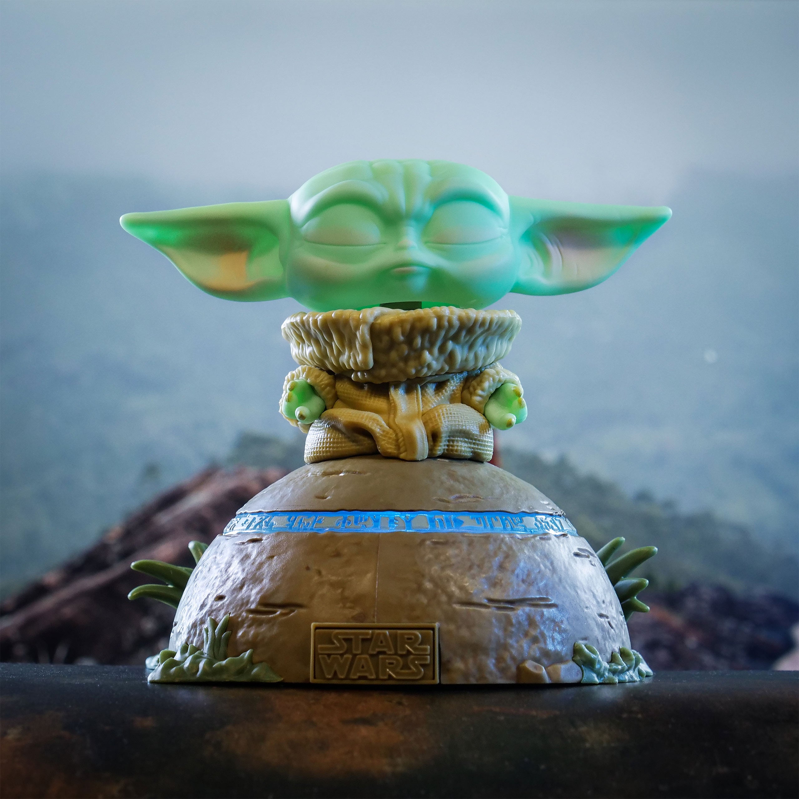 Immagine del prodotto Grogu usando la Forza Figura Funko Pop con effetti di luce e suono - Star Wars The Mandalorian