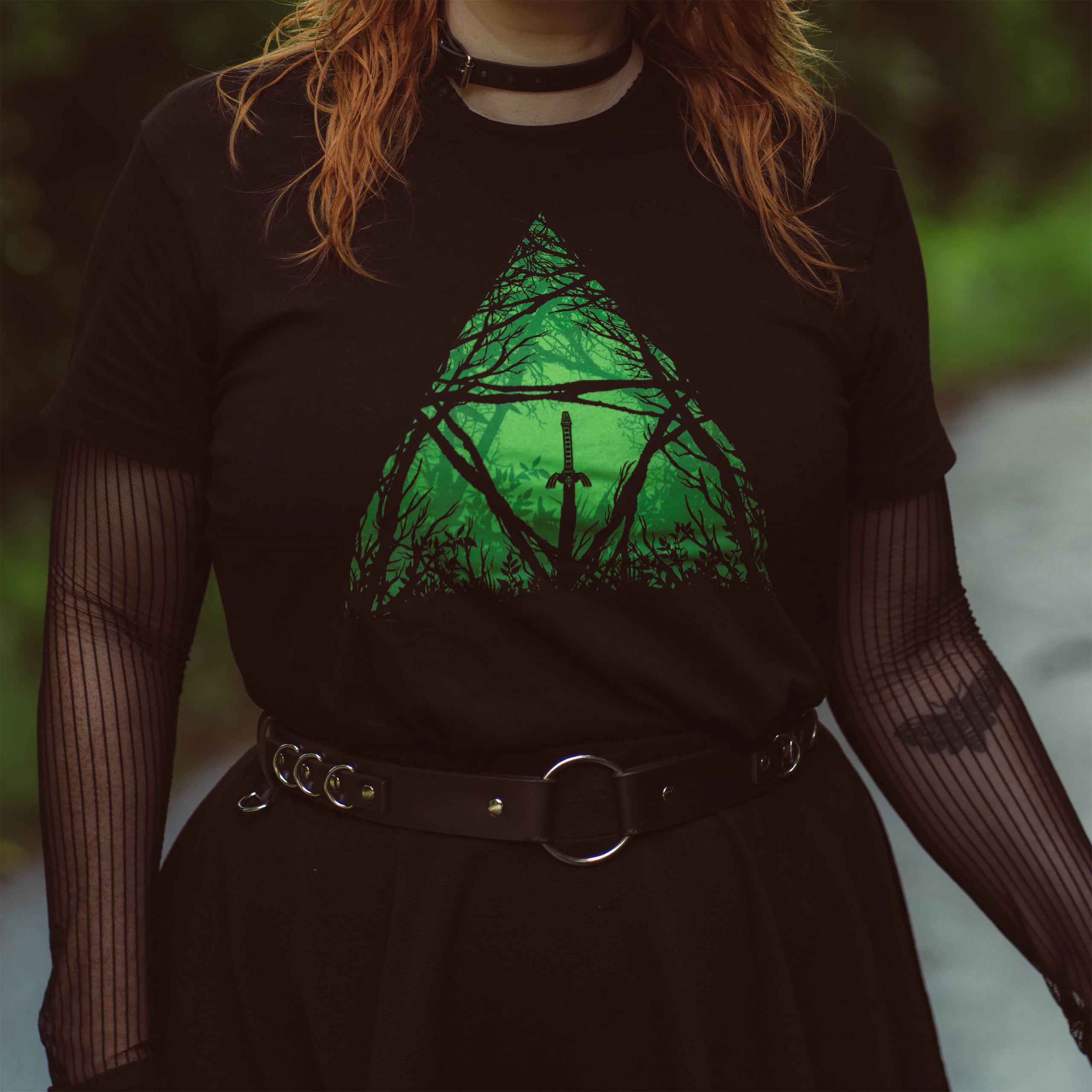Immagine del prodotto Maglietta della Spada Maestra nel bosco per fan di Zelda nera
