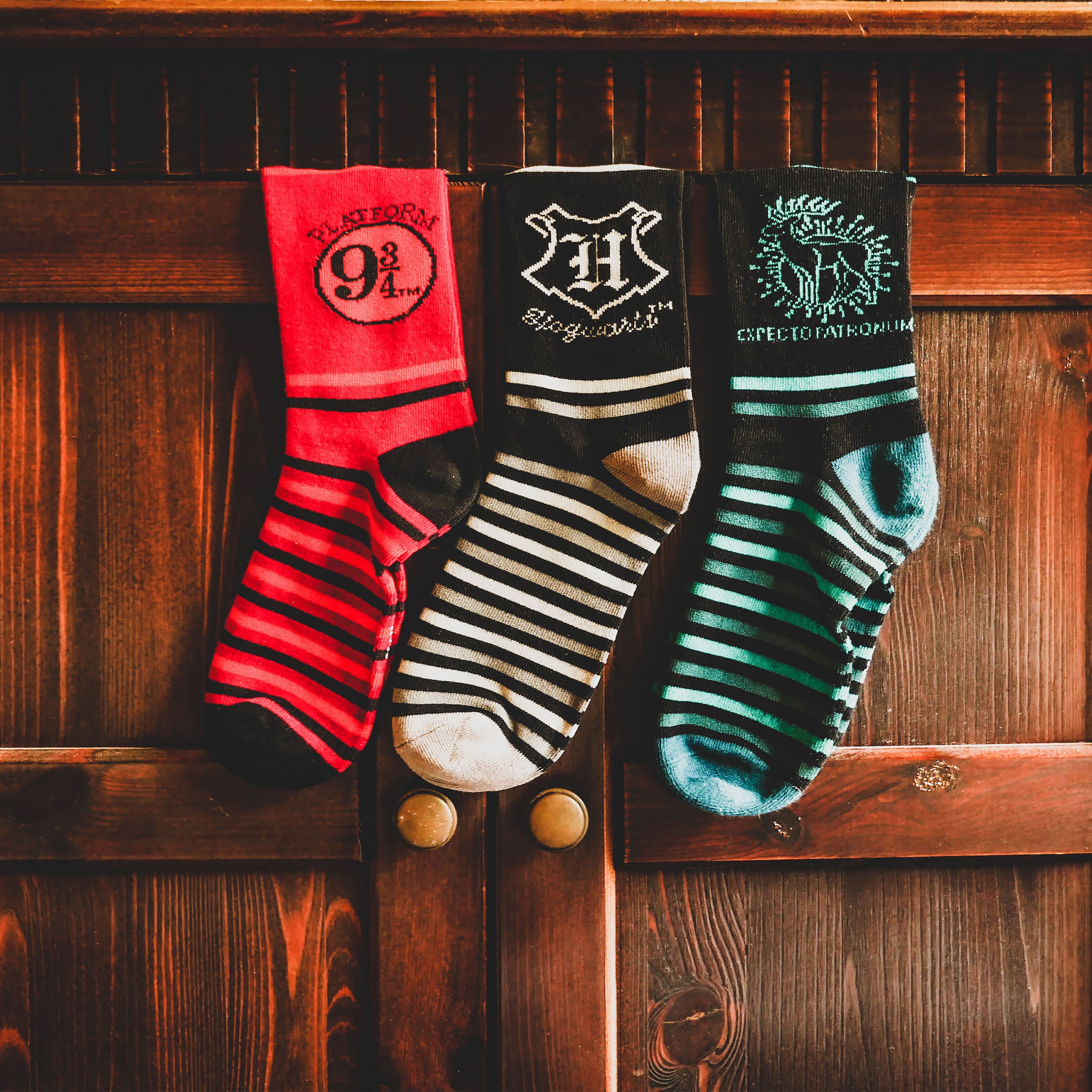 Immagine del prodotto Set di 3 calzini Hogwarts in scatola regalo - Harry Potter
