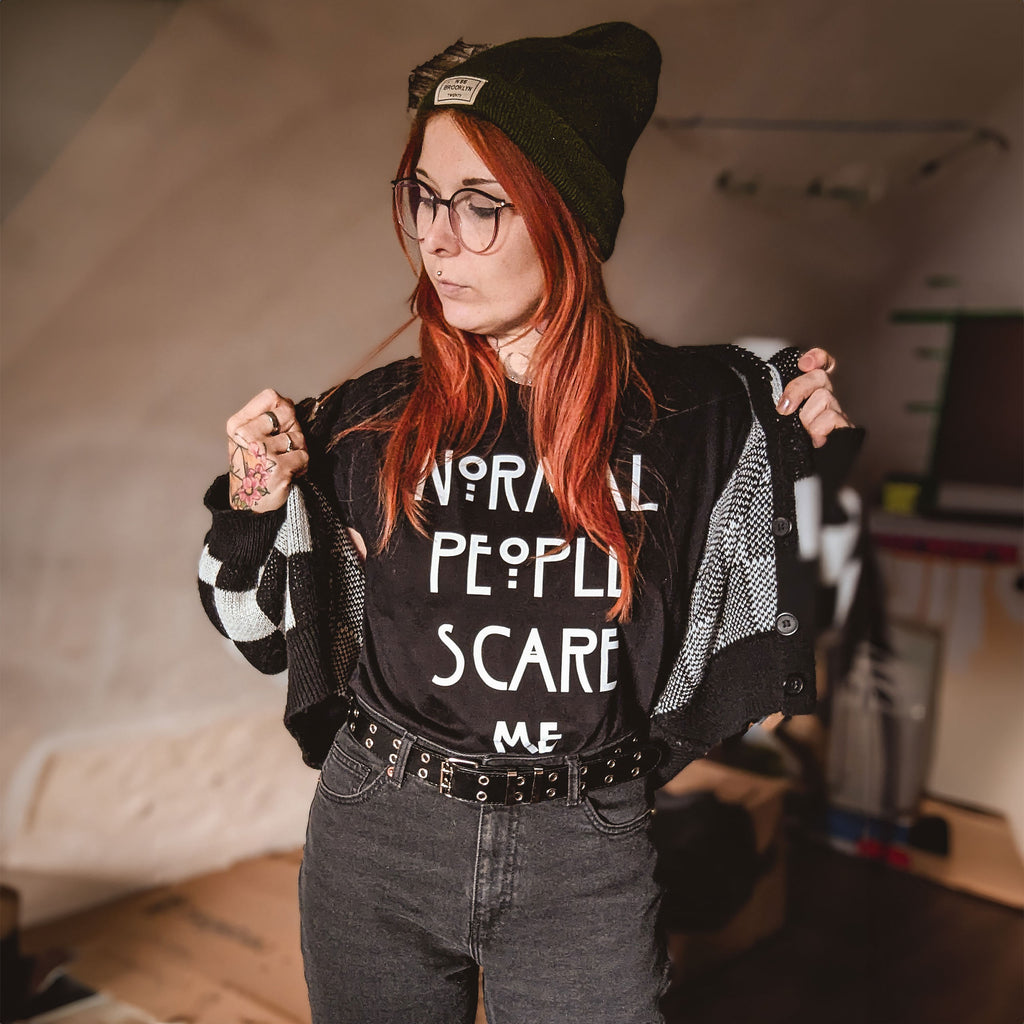 Immagine del prodotto T-shirt 'Normal People Scare Me' per fan di American Horror Story nero