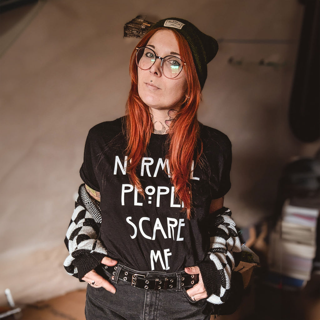 Immagine del prodotto T-shirt 'Normal People Scare Me' per fan di American Horror Story nero