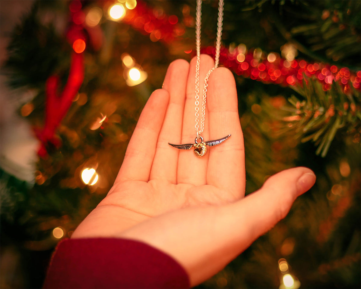 Immagine del prodotto Harry Potter - Palla di Natale stemma di Hogwarts con collana Boccino d'Oro