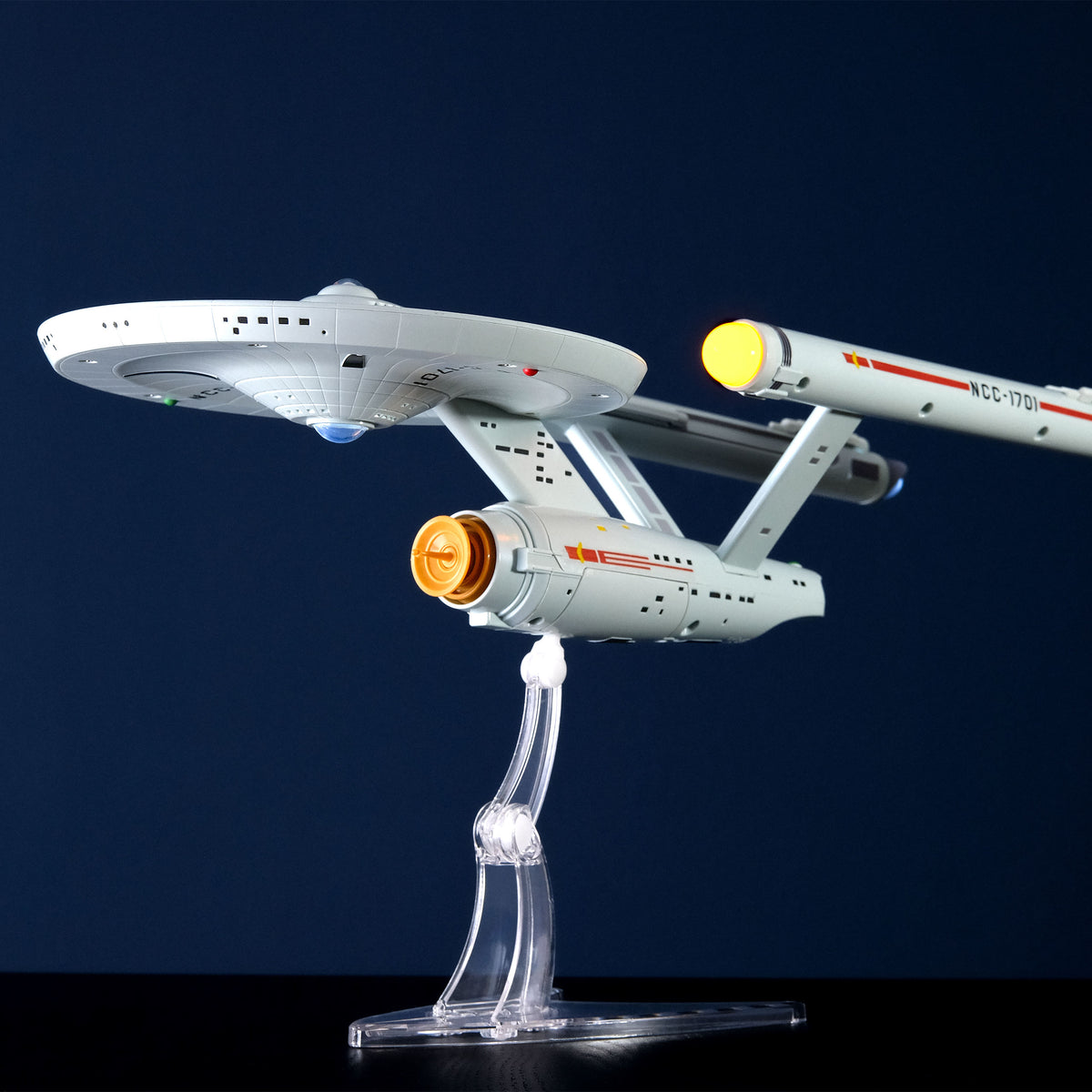 Immagine del prodotto Star Trek - Replica dell'Enterprise NCC-1701 con luci e suoni