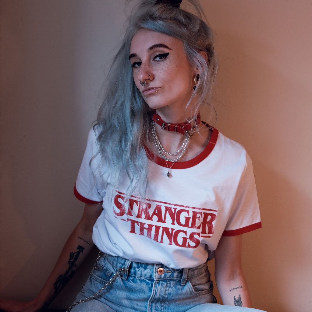 Immagine del prodotto Stranger Things - Crop top con logo distressed bianco