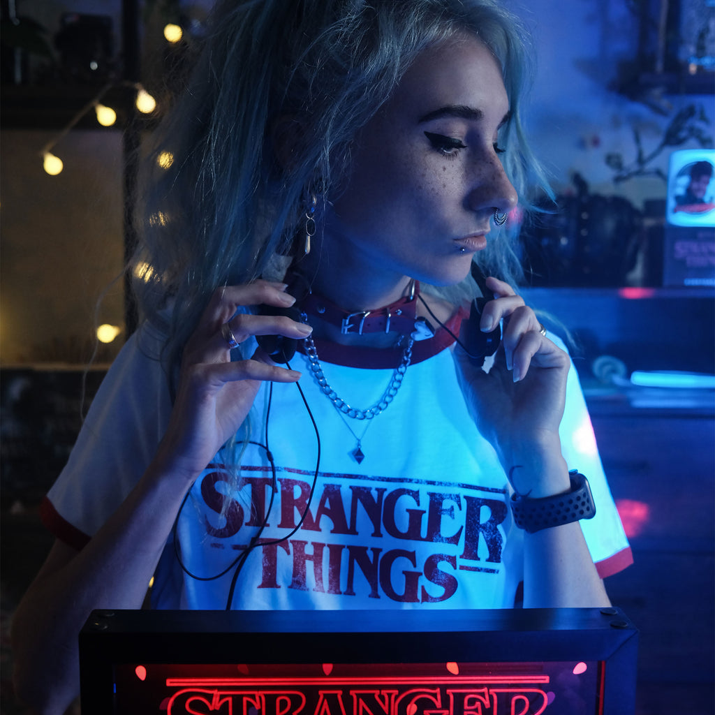 Immagine del prodotto Stranger Things - Crop top con logo distressed bianco