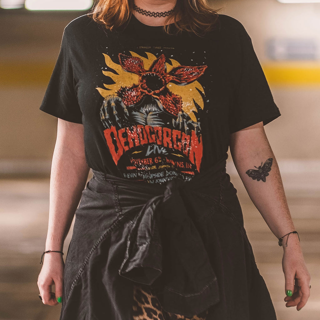 Immagine del prodotto Stranger Things - T-shirt nera con poster live di Demogorgon