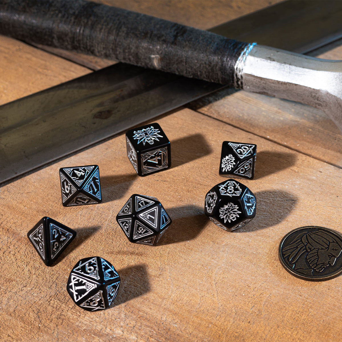 Immagine del prodotto Witcher - Set di dadi RPG Geralt 7 pezzi con moneta da collezione lupo