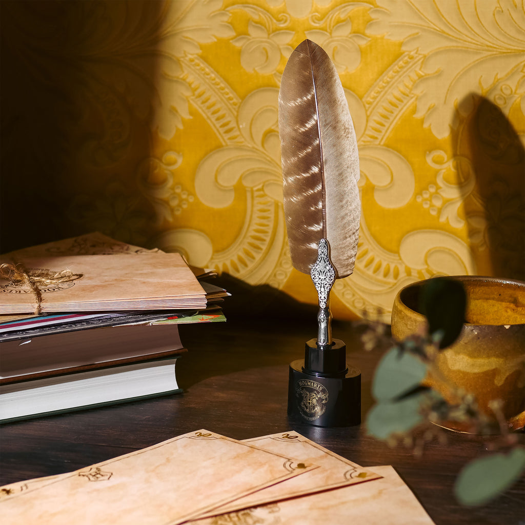 Immagine del prodotto Harry Potter - Penna piuma con set di carta da lettere di Hogwarts