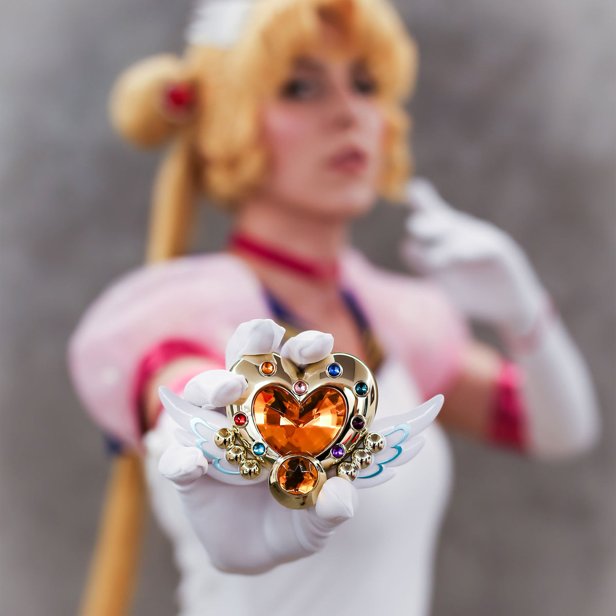 Immagine del prodotto Sailor Moon - Cosmos Eternal Moon Spilla di trasformazione con effetti di luce e suono