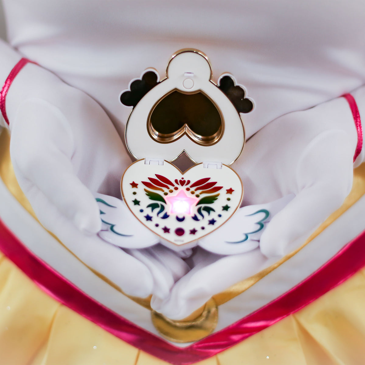 Immagine del prodotto Sailor Moon - Cosmos Eternal Moon Spilla di trasformazione con effetti di luce e suono