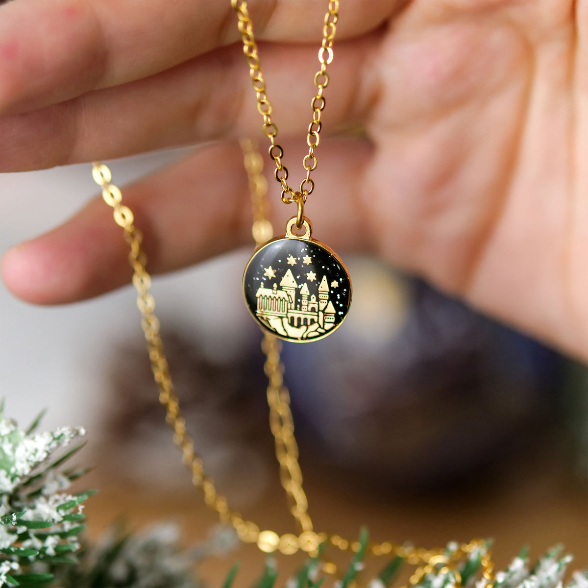 Immagine del prodotto Harry Potter - Palla di Natale della Scuola di Magia e Stregoneria di Hogwarts con Collana