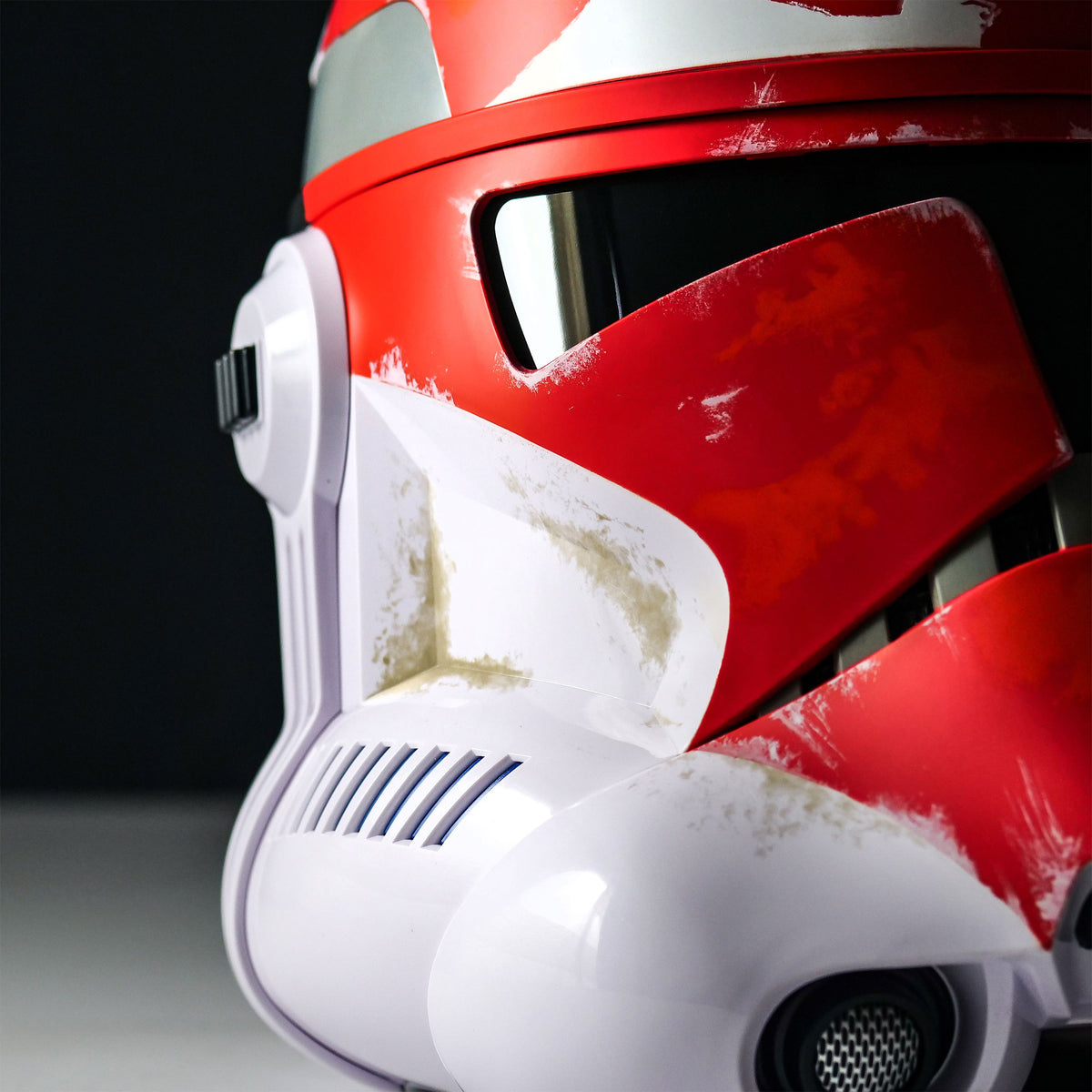 Immagine del prodotto Replica premium del casco del Clone Trooper 332nd di Ahsoka Tano con distortore di voce - Star Wars