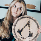 Immagine del prodotto Assassin's Creed - Tagliere con logo Valhalla in faggio