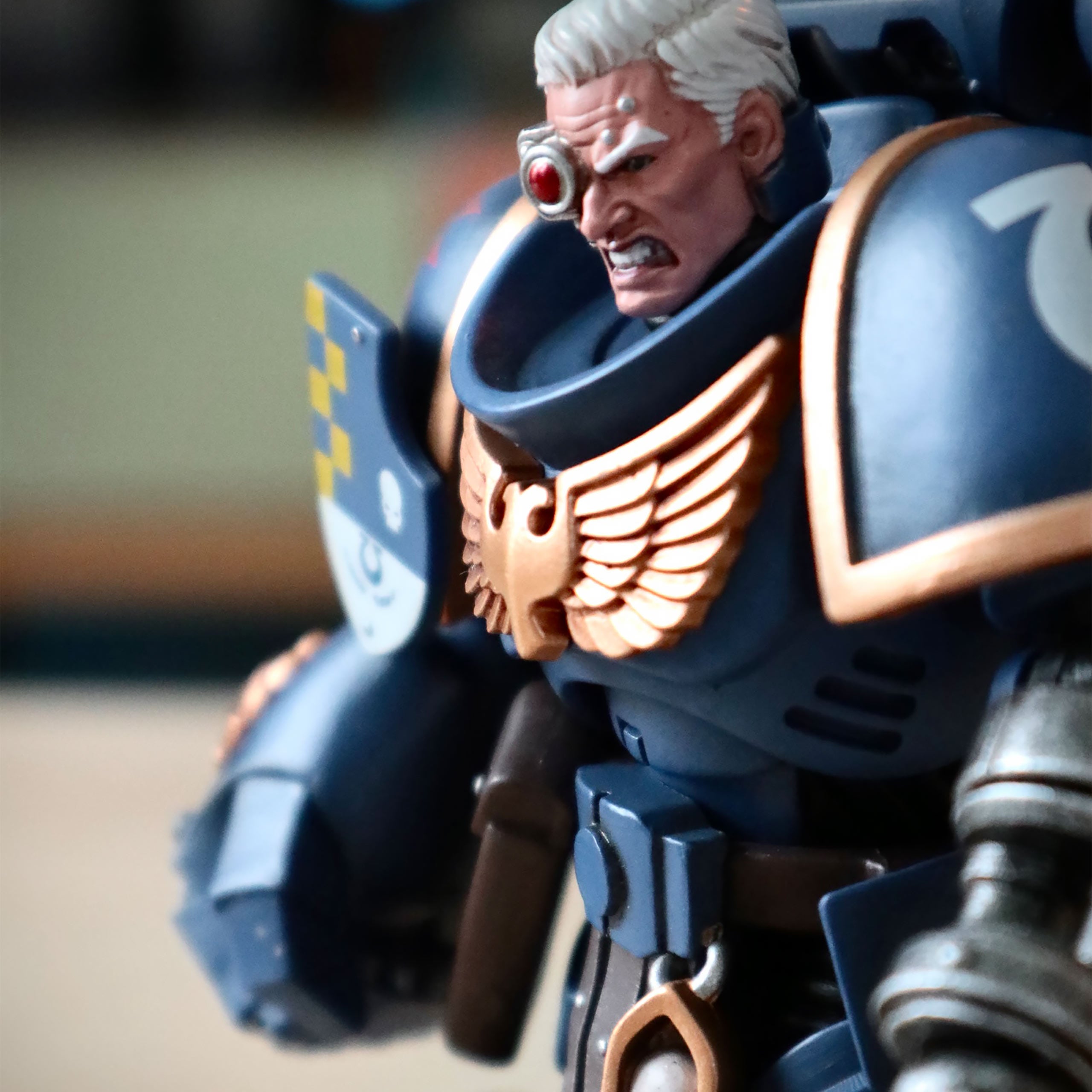 Immagine del prodotto Warhammer 40k - Tenente degli Ultramarines con Figura d'Azione Pugno di Potere 1:18