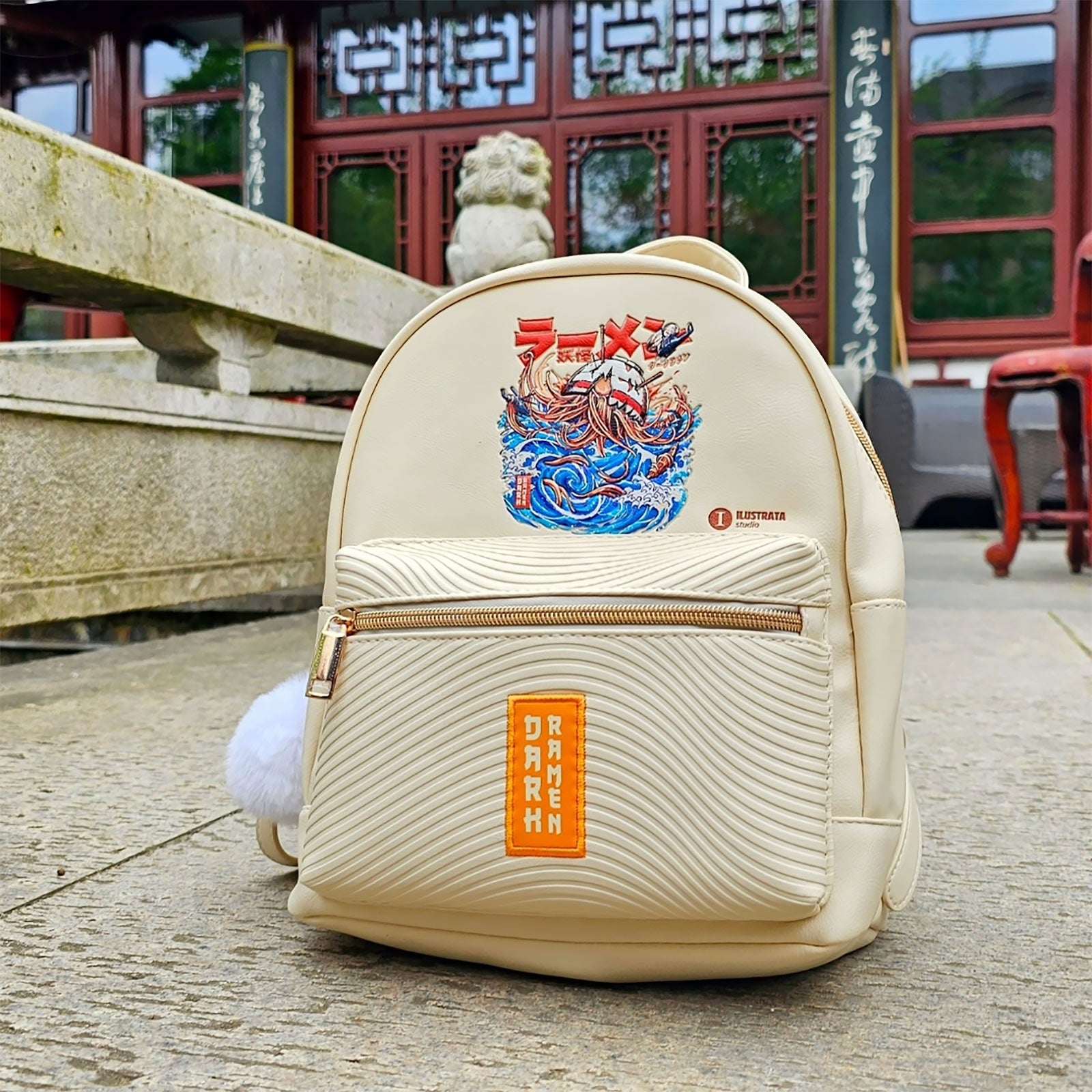 Immagine del prodotto Ilustrata - Zaino Dark Ramen con ciondolo Pom Pom beige