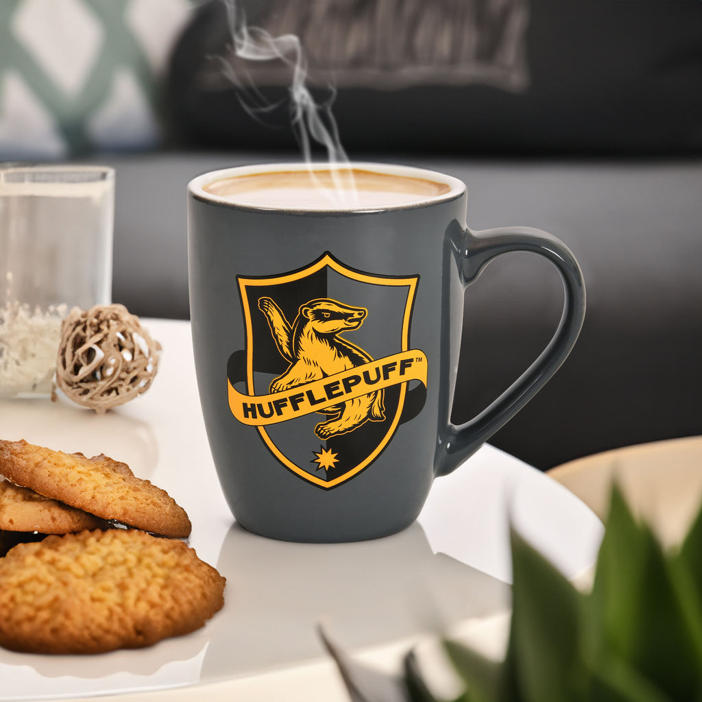 Immagine del prodotto Tazza grigia con logo Hufflepuff - Harry Potter