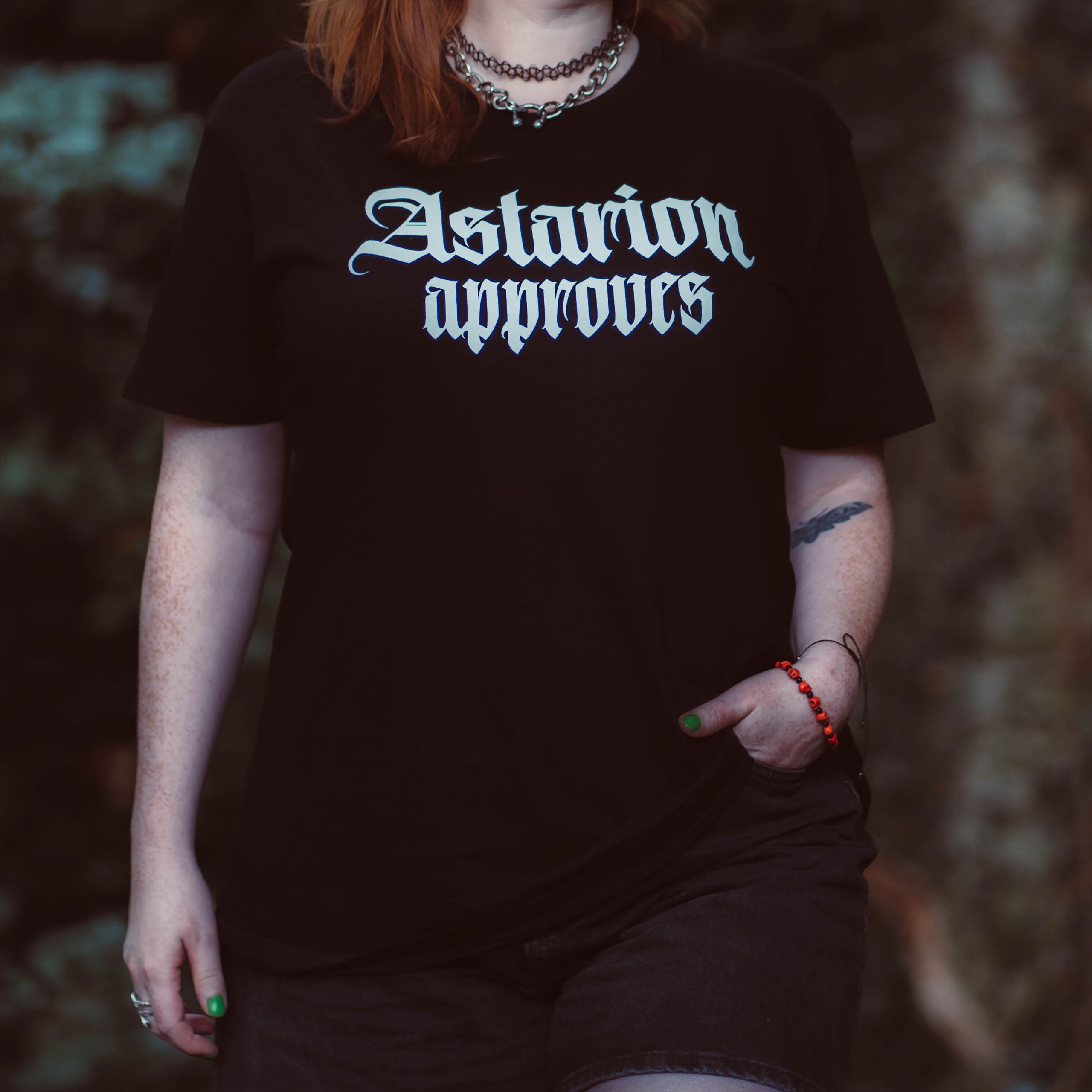 Immagine del prodotto T-shirt Astarion Approves per fan di Baldur's Gate