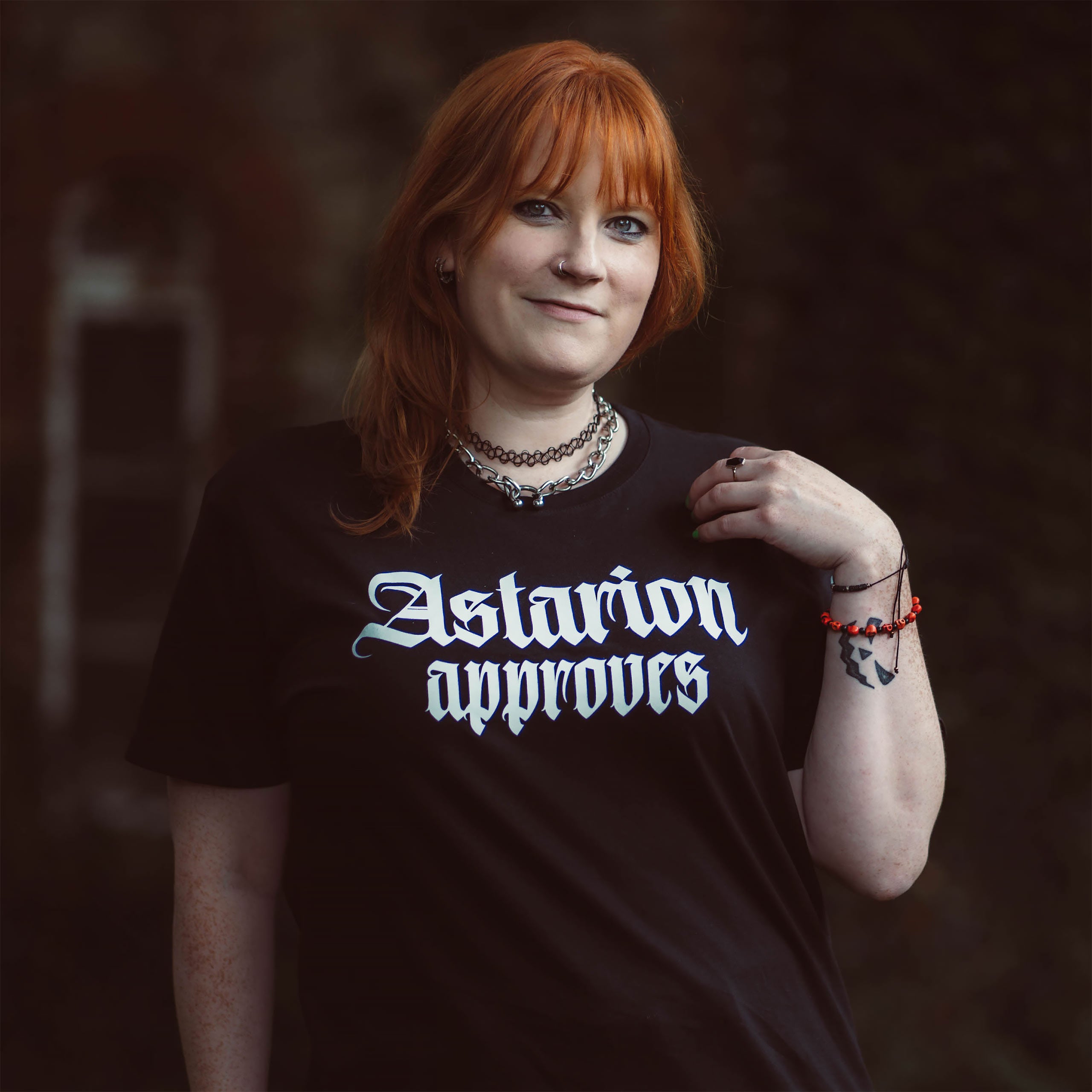 Immagine del prodotto T-shirt Astarion Approves per fan di Baldur's Gate