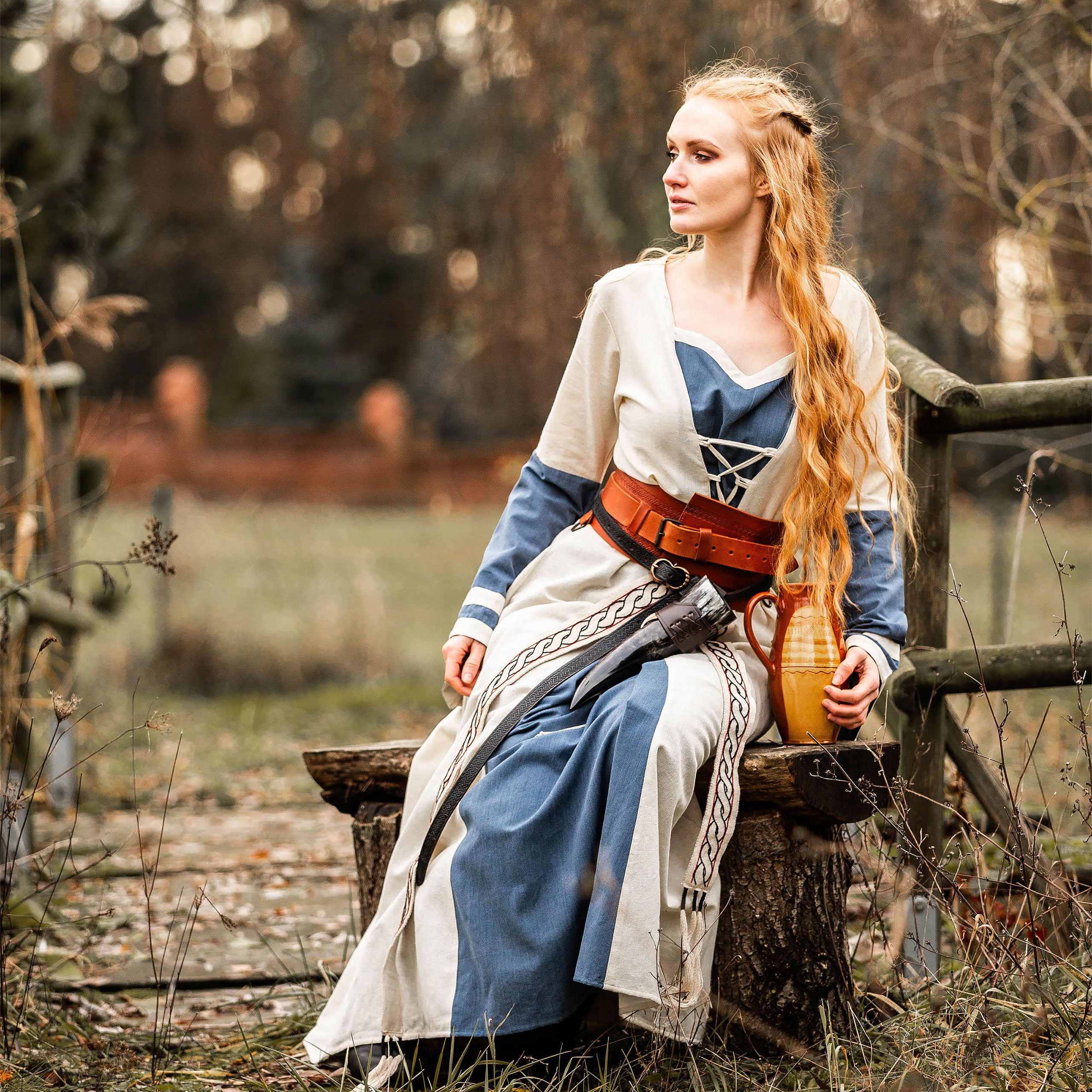 Immagine del prodotto Vestito medievale con maniche a tromba blu-naturale